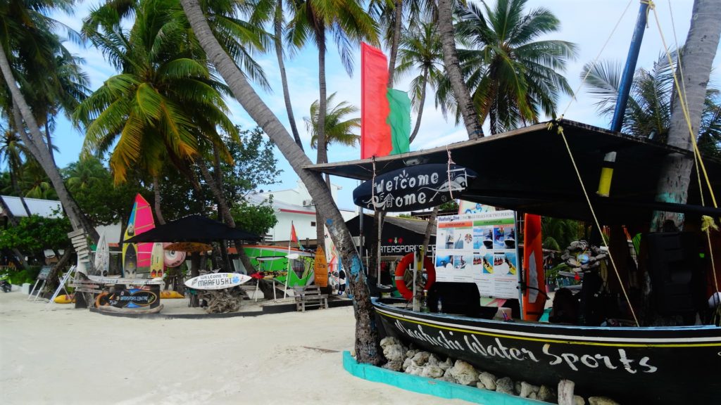 Strand met borden op Maafushi in de Malediven