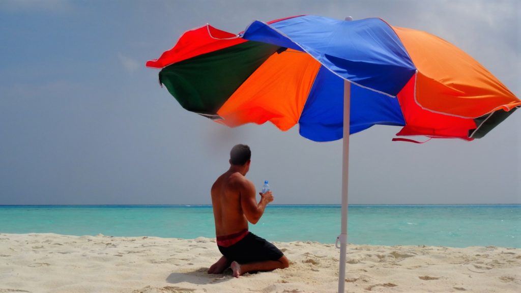 Strand met parasol in de Malediven
