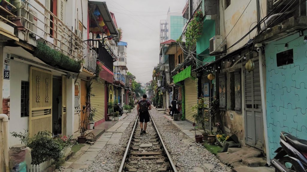 Backpacken in Vietnam in train street in Hanoi