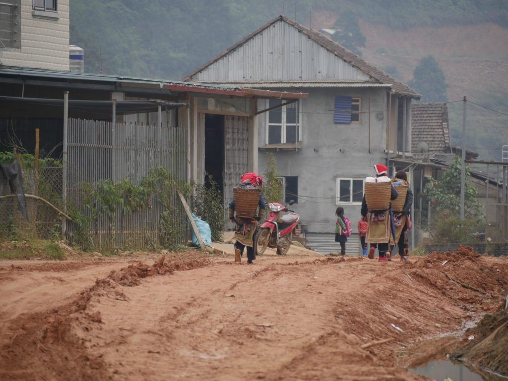 Hmong volk wandelt op wegen bij Ta Pinh