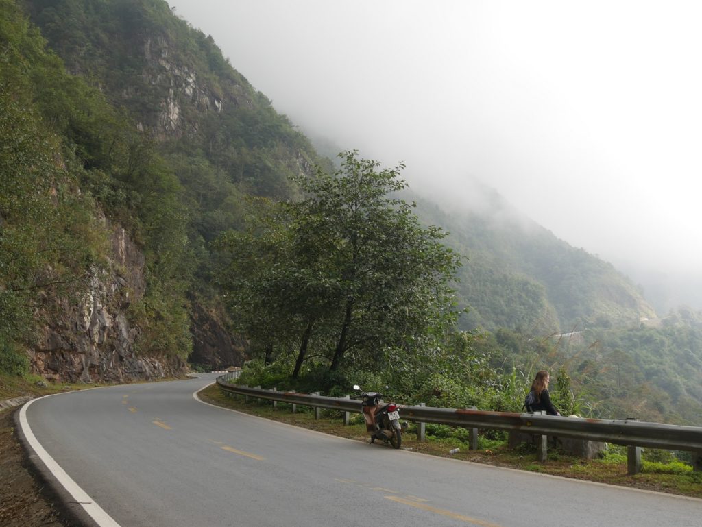 Weg tussen bergen van Tram Ton Pass als een van de mooie bezienswaardigheden in Sapa