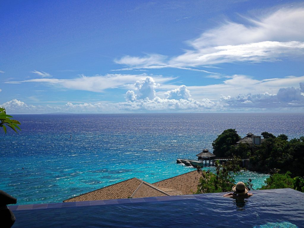 luxe zwembad met uitzicht op zee in de filipijnen