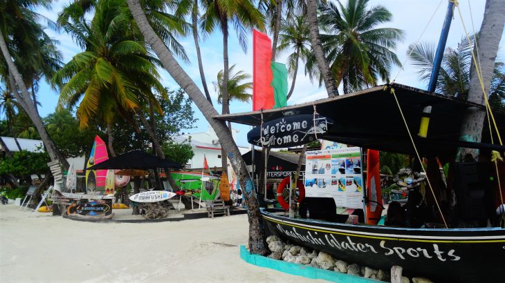 Strand met borden op Maafushi in de Malediven