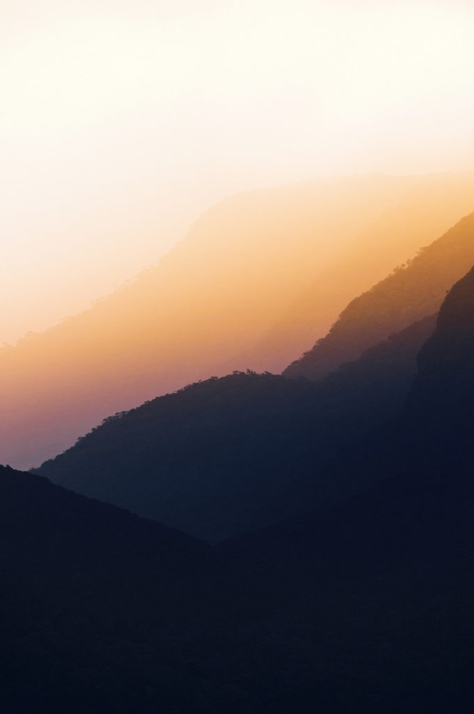 Zonsopkomst tussen bergen bij Adam's Peak in Sri Lanka