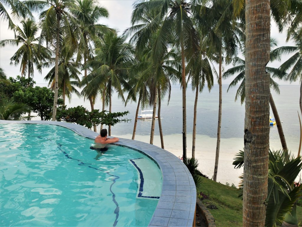 Zwembad met uitzicht op zee in Anda op Bohol in de Filipijnen