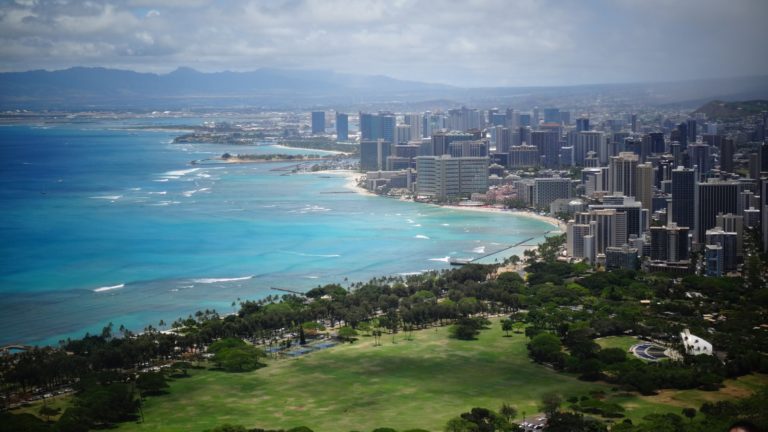 Uitzicht vanaf Diamond Head op Honolulu tijdens backpacken in Hawaii