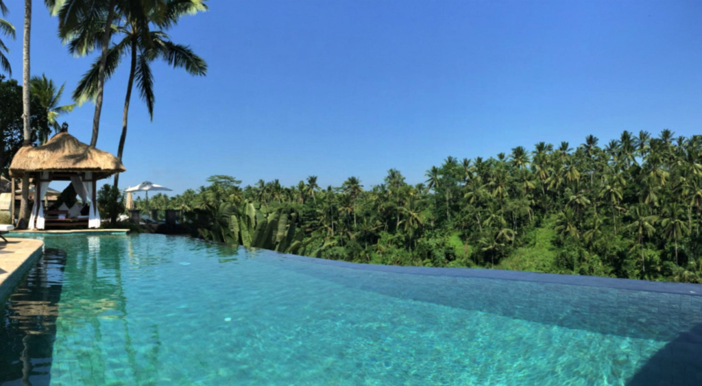 Luxe infinity pool als zwembad bij hotel Viceroy in Bali