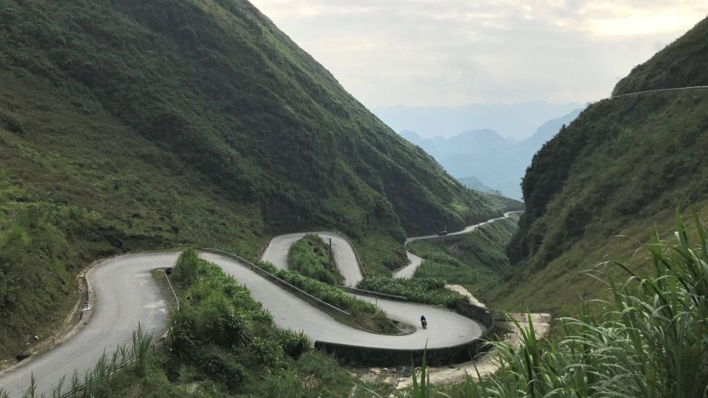 Motor rijdt op weg van Ha Giang Loop in Vietnam