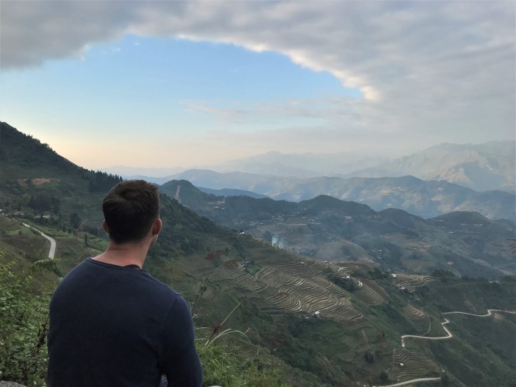 Uitzicht over rijstvelden en bergen tijdens Ha Giang Loop in Vietnam