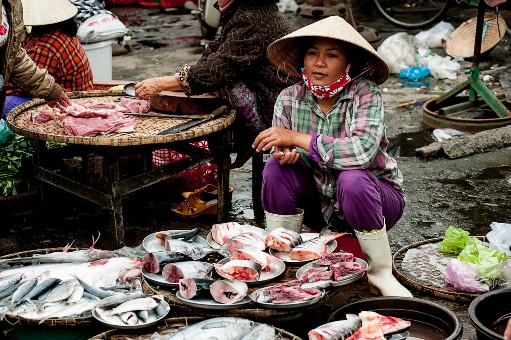 Vrouw verkoopt vis op markt